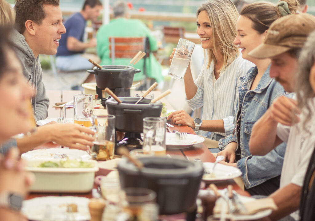 Fondue-Essen im Almstadl mit Freunden