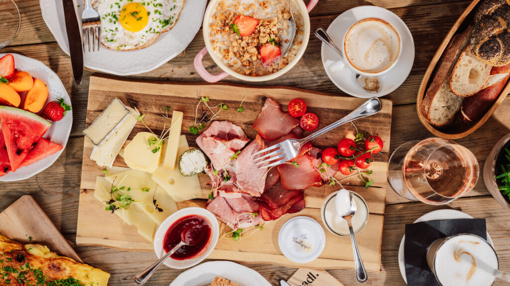 Frühstücksbrett im Almstadl, mit Schinken, Käse, Gemüse, Aufstrich, Marmelade, Müsli, Eier