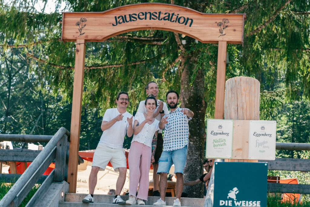 Vier Leute vom Team posen vor dem Gastgarten