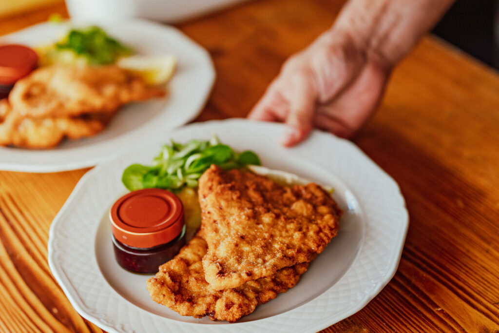 Wiener Schnitzel mit Kartoffelsalat und Preiselbeermarmelade im Schraubglas