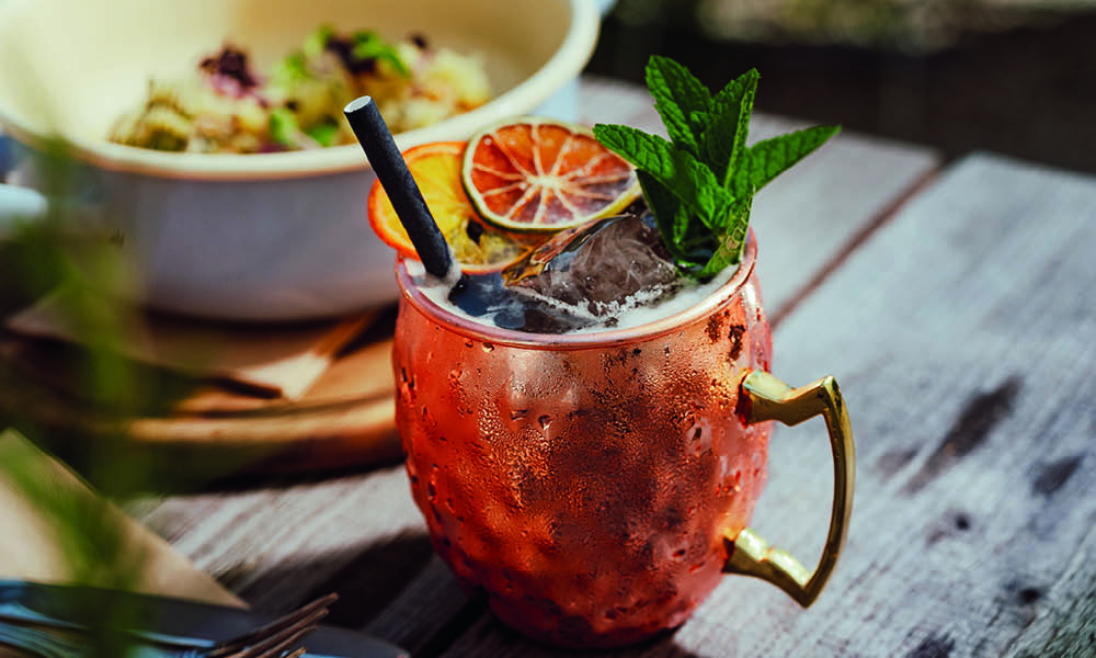 Kaspressknödel mit einem Almstadl Mule Cocktail im Gasthaus am See Almstadl