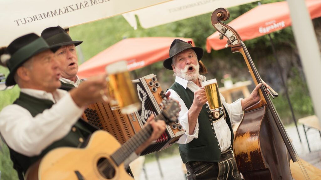 Sonntagsmusik mit Musikanten und Bier